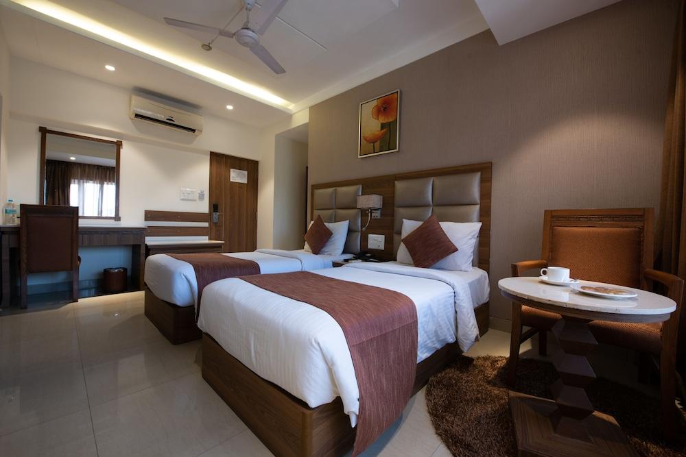 Treebo Trend Surya Nashik Hotel Exterior foto